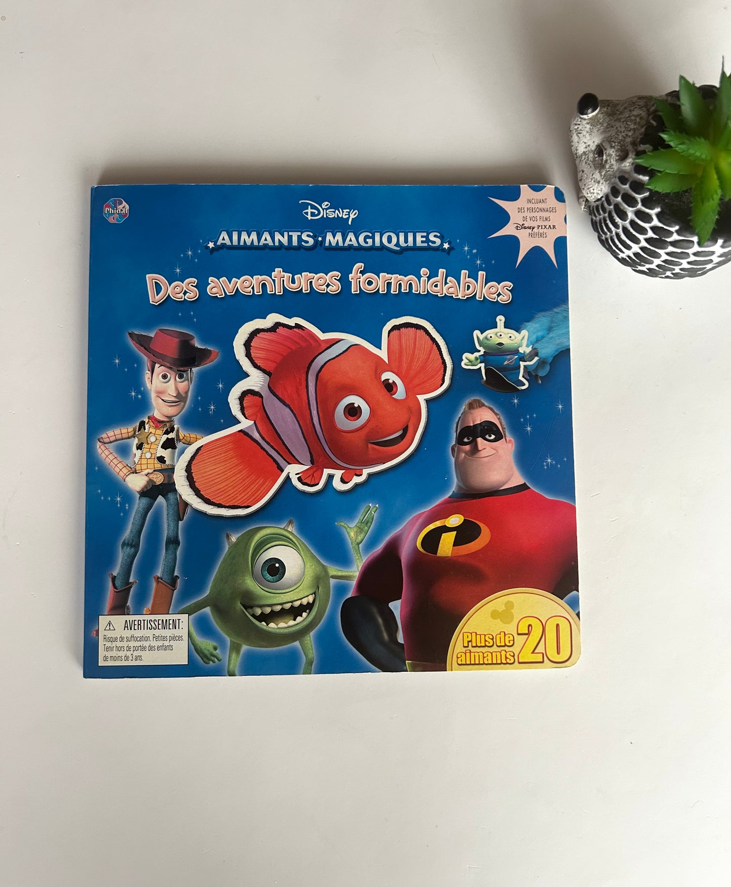 Livre rigide (manque seulement quelques aimants)