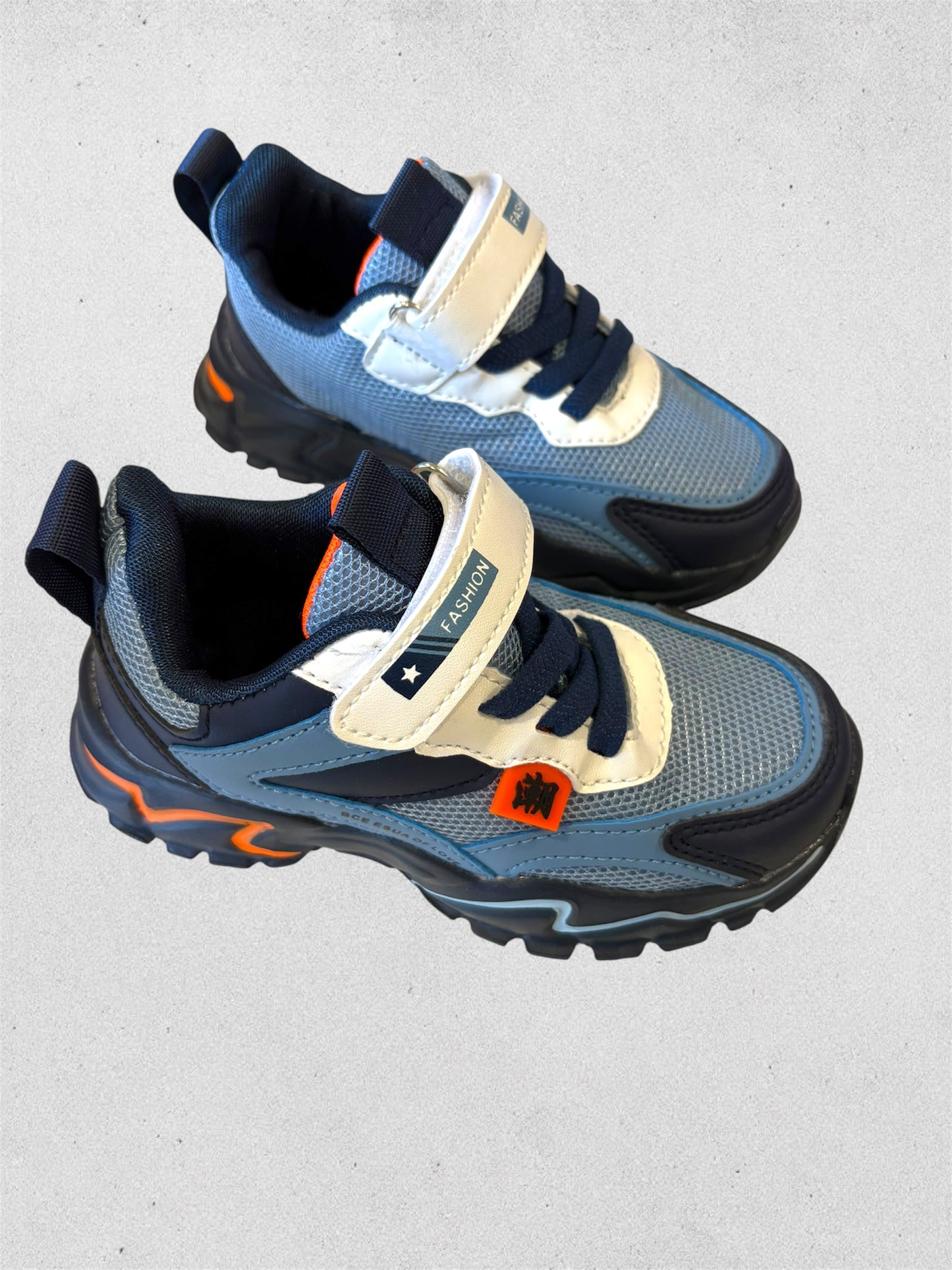 SOULIERS / neuf* 10-10.5 (très léger)