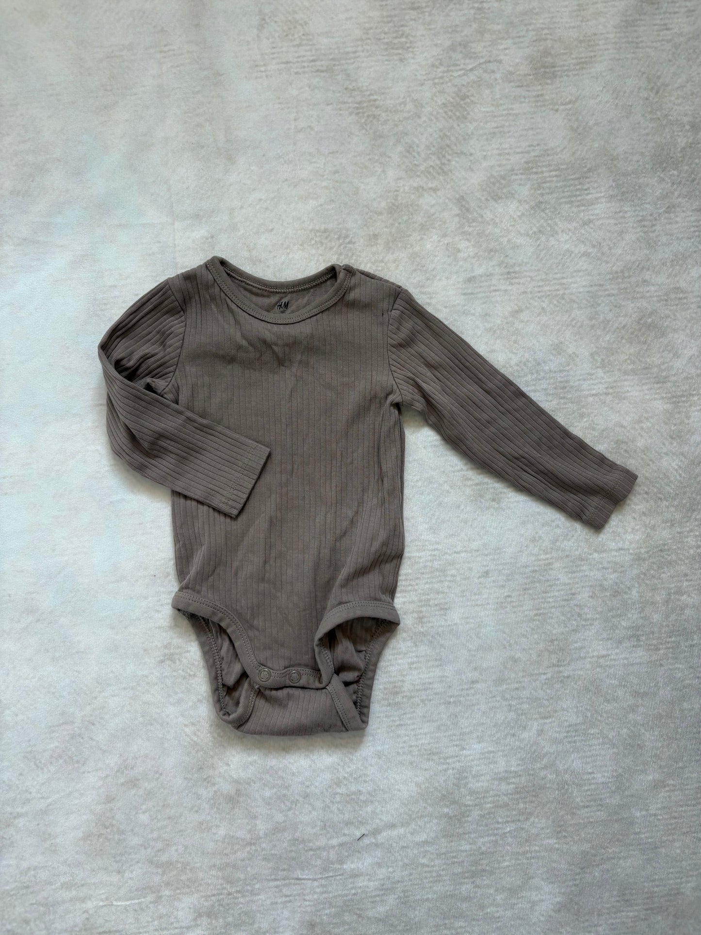 CAHE-COUCHE / H&M 4-6 mois