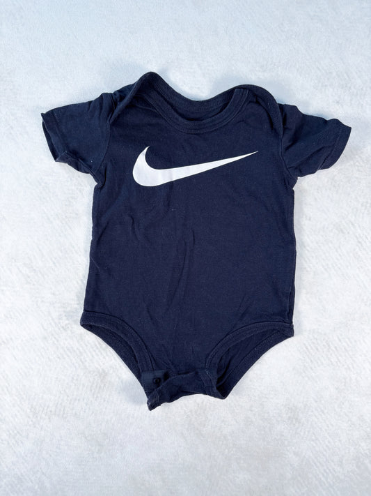 CACHE-COUCHE MANCHES COURTES / Nike 0-3 mois