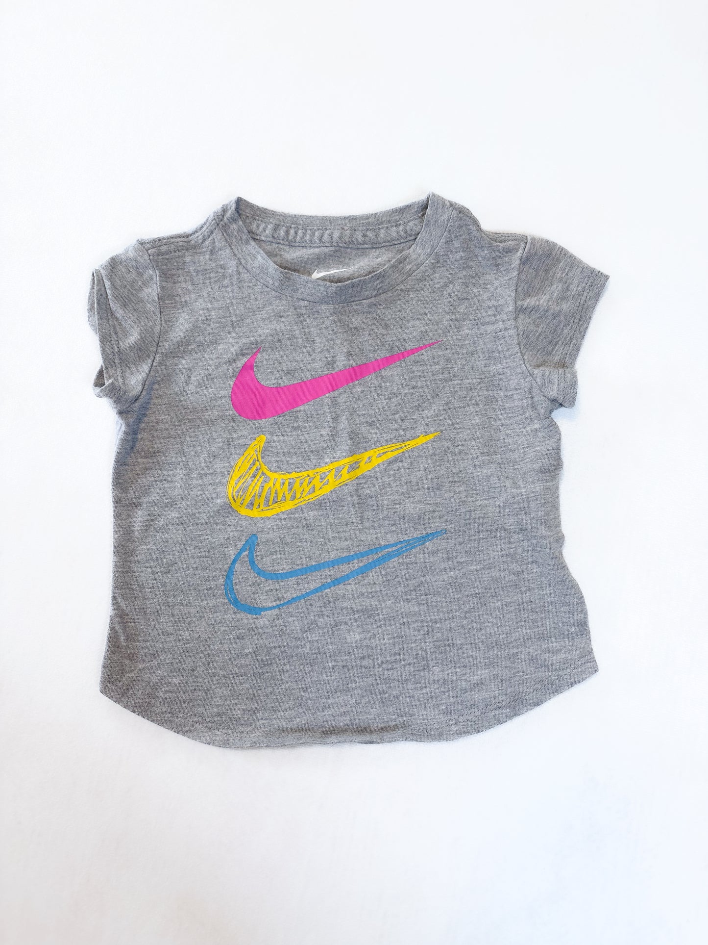 CHANDAIL À MANCHES COURTES / Nike 2T *fait petit, plutôt 18 mois