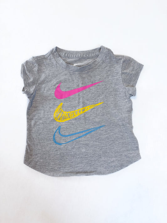 CHANDAIL À MANCHES COURTES / Nike 2T *fait petit, plutôt 18 mois