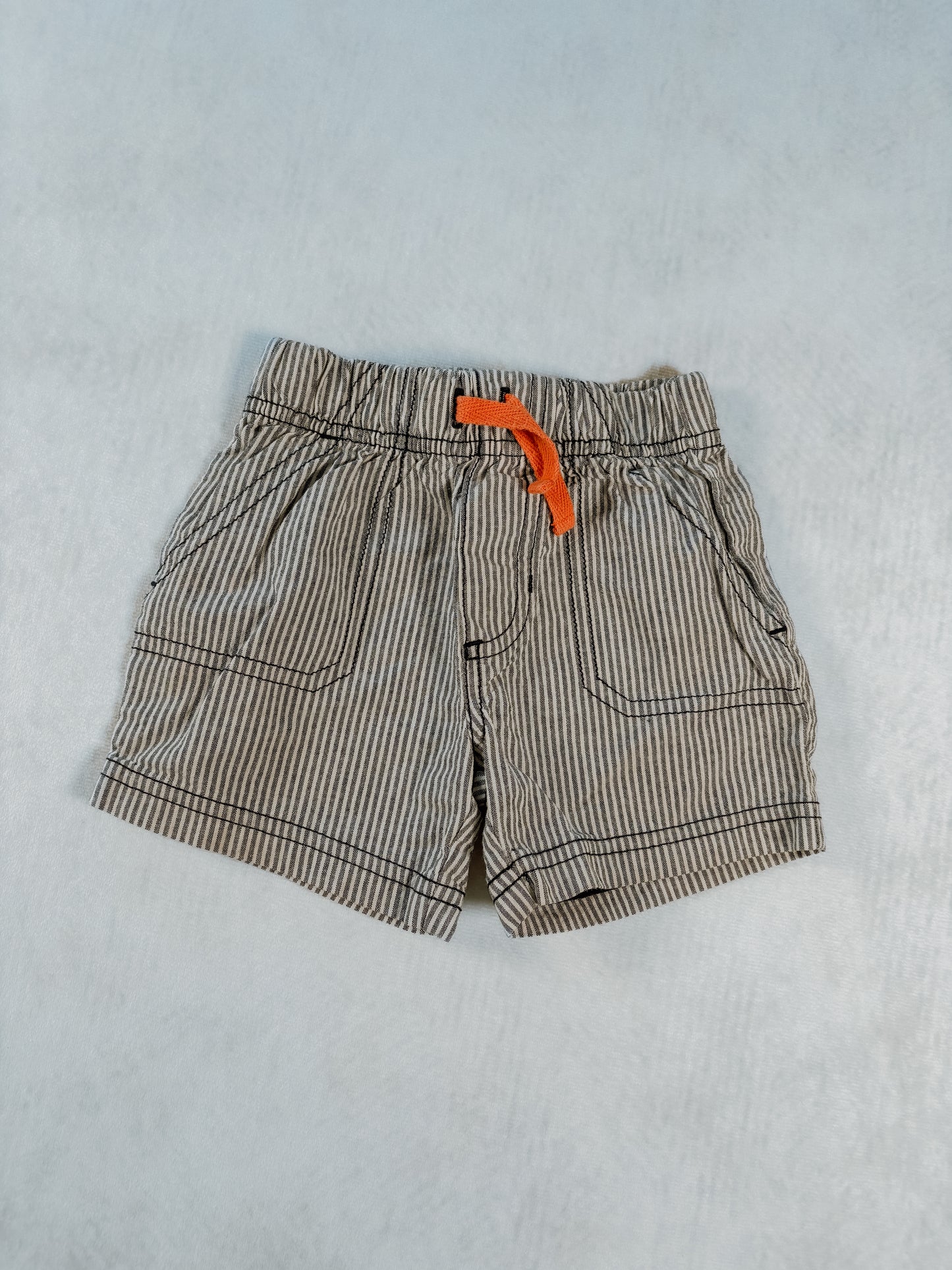 SHORT / Carter's 12 mois (fait petit, plutôt 6 mois)