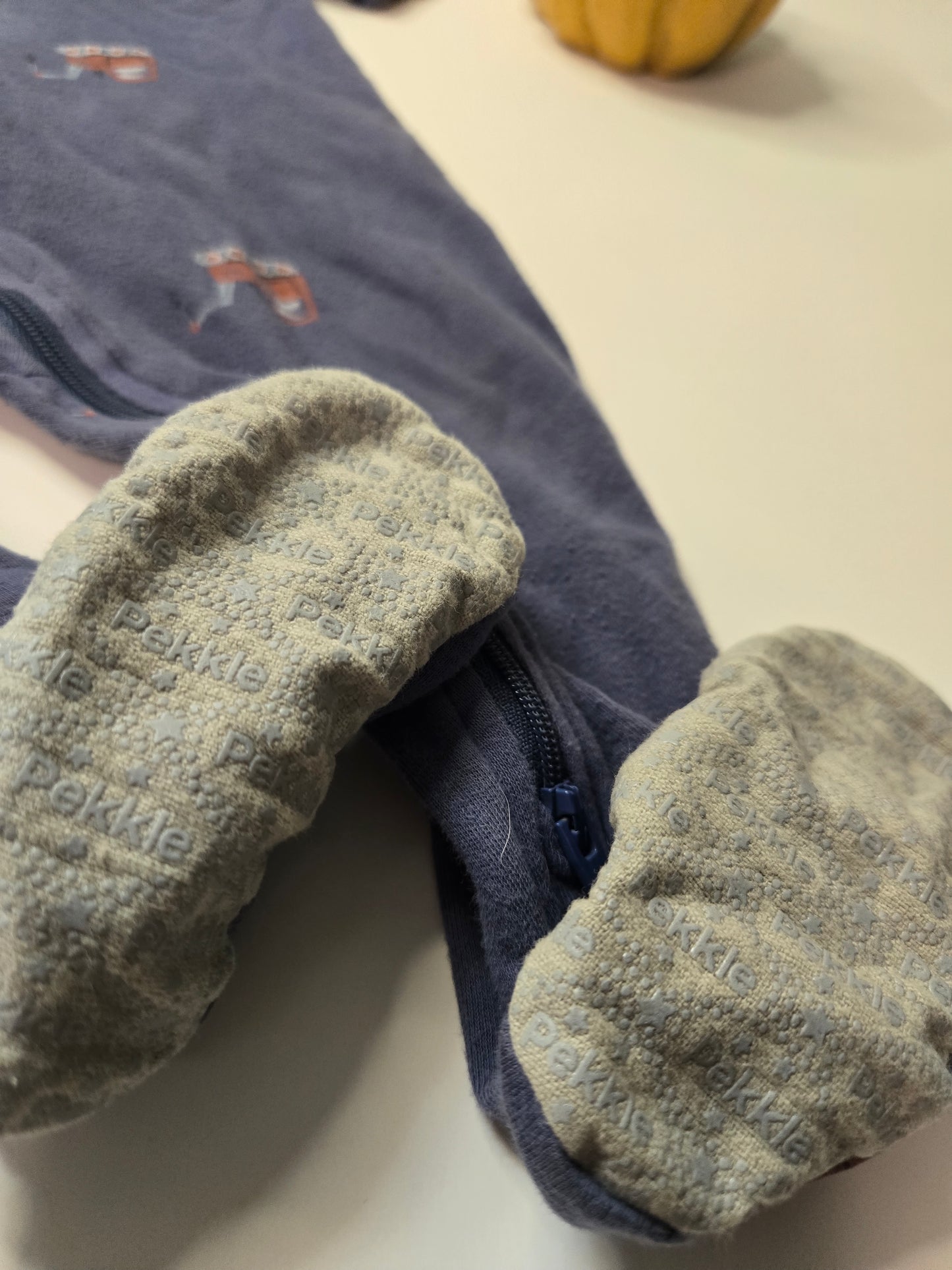 Pekkle 12M * mousseux et dessous des pieds décolorés*