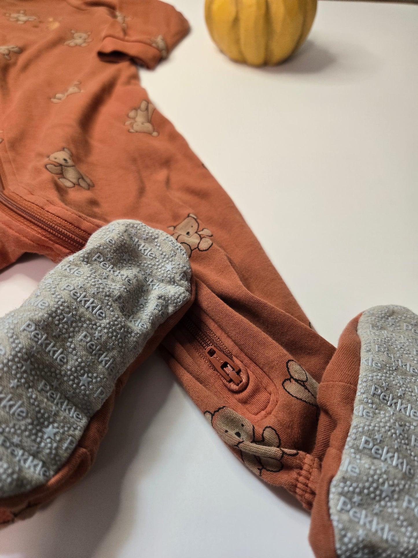 Pekkle 12M Rare *dessous des pieds décolorés*