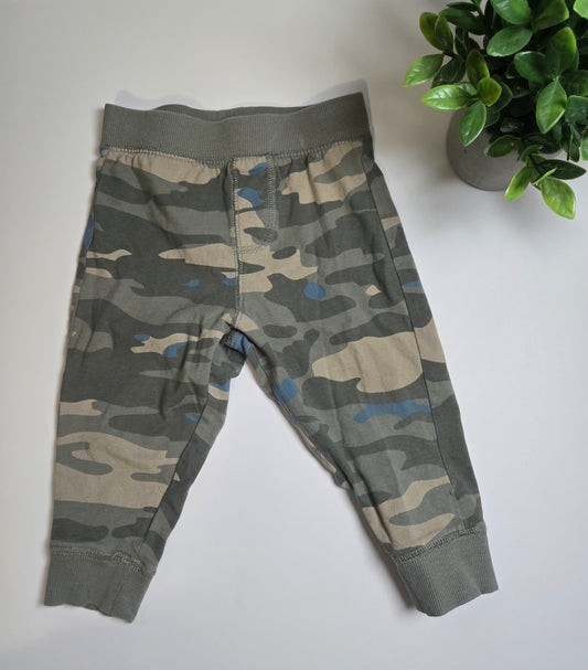 George 12-18M *Mini trou sur la jambe*