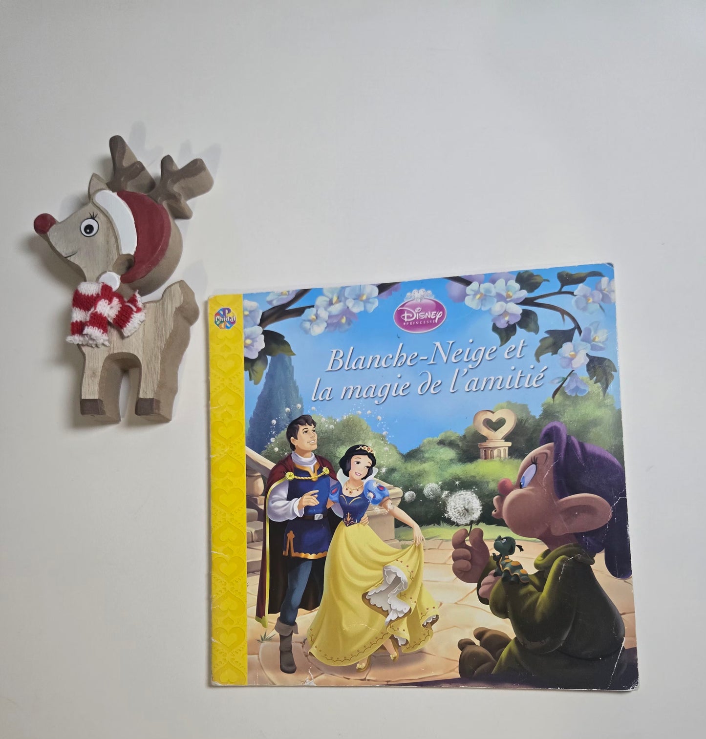 Blanche-Neige et la magie de l'amitié *écriture sur la première page*